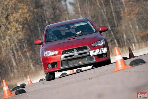 Приметы Лансера на «лосином тесте» — сильные крены и скольжение задних колес