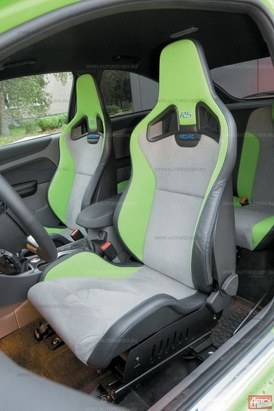 Вылезать из великолепных «ковшей» Recaro не хочется, тем более что вход-выход осложняют высокие приливы боковых поддержек