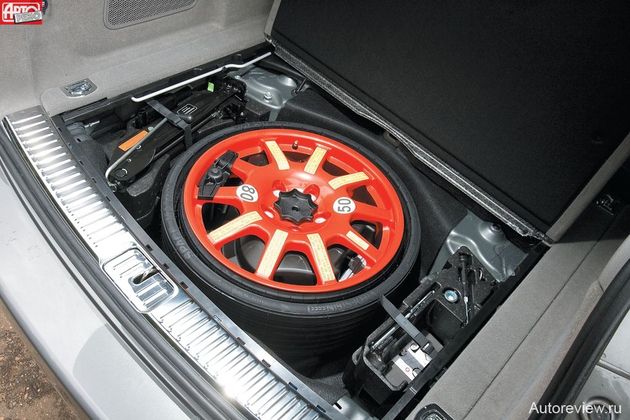 В подполье — «свернутая» запаска и компрессор для ее накачки