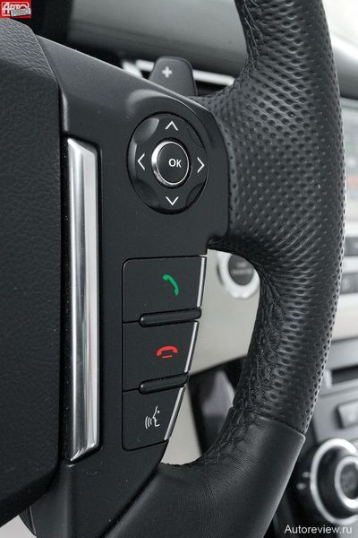 После рестайлинга на спицах руля появились удобные джойстики управления бортовым компьютером и «музыкой»