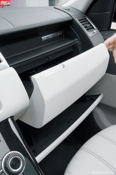 Бардачков два — в нижний помещаются бумаги формата А4, а в верхнем есть направляющие для коробок с DVD