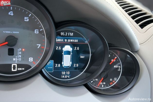 На мультифункциональный дисплей, подпирающий справа тахометр, можно вывести давление в шинах, данные маршрутного компьютера, режим работы активного круиз-контроля и даже карту навигации!