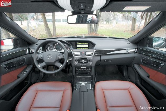 Кредо мерседесовского интерьера — симметричная геометричность