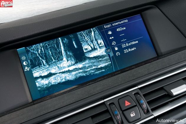 На десятидюймовом экране в BMW можно не только почитать инструкцию по эксплуатации с картинками, но и вывести изображения с инфракрасной камеры, оставив правую часть экрана для показаний борткомпьютера или подсказок навигации
