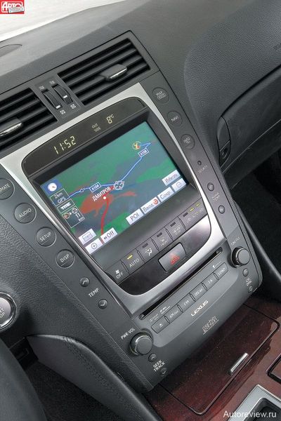 Навигация Лексуса оформлена не так красиво, как у соперников, зато адресный поиск работает даже в Красноярске!