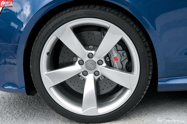 В качестве альтернативы стальным тормозным дискам (верхнее фото) за доплату предлагаются керамические диаметром 380 мм (против стандартных 365 мм), которые крепятся титановыми болтами к кованой алюминиевой ступице