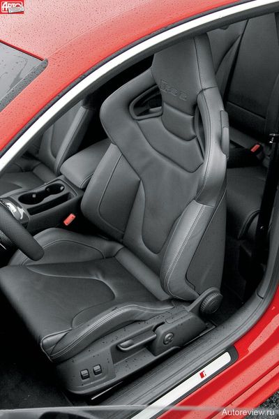 На верхнем фото — более мягкие комфортные кресла, на нижнем — спортивные «ковши» с регулировкой «плотности» боковой поддержки