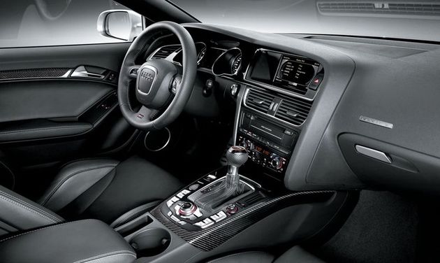 Салон RS5 украшают карбоновые вставки и великолепный руль, обтянутый перфорированной кожей. За отдельную плату кожу можно поменять на замшу