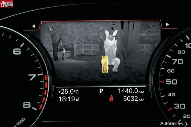 Картинка системы ночного видения выводится на панель приборов. Желтым прямоугольником обозначается наименее теплая часть замеченного «зайца»