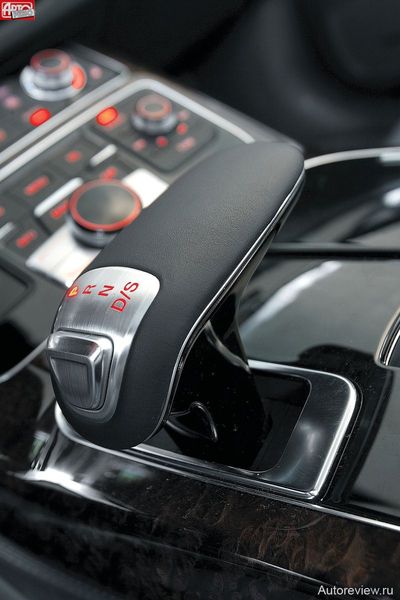 Нефиксируемый селектор восьмиступенчатого «автомата» требует привычки, а сама трансмиссия могла бы работать быстрее
