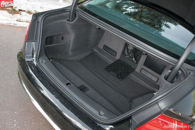 Багажник «восьмерки» большой, удобный и аккуратный, в центре — лючок в салон. Настораживает только то, что дальняя панель с воздушными решетками на нашей машине уже болталась