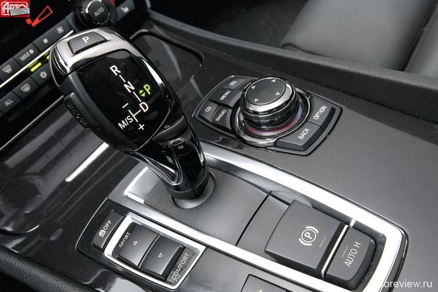 Все на своих местах. Справа от селектора «автомата» — шайба «ай-драйва», слева — перекидная клавиша настройки шасси и силового агрегата
