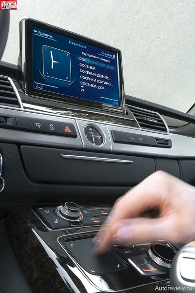 Если лень крутить шайбу MMI или хочется произвести впечатление на пассажиров, то пункт назначения можно забить с помощью тач-пэда. Но это будет дольше, чем при традиционных способах ввода