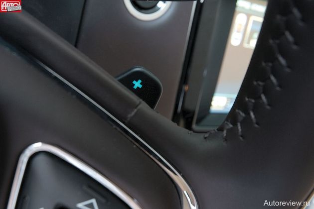 Шайбу-селектор ягуаровского «автомата» особо не подергаешь, поэтому управление трансмиссией в ручном режиме осуществляется исключительно с помощью подрулевых лепестков