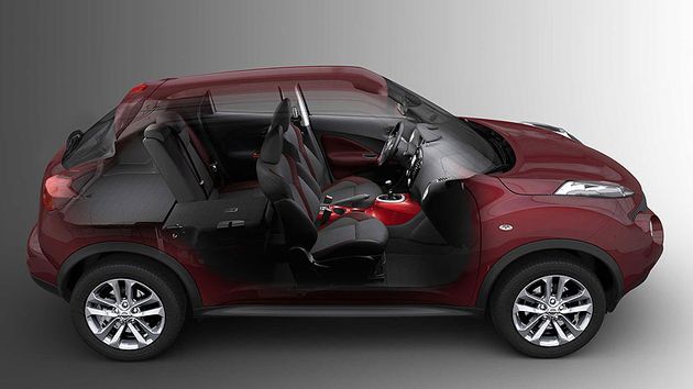 Спереди в 'Джуке' хватает места даже для высоких автомобилистов. Правда, в креслах с развитой боковой поддержкой тучным людям будет, скорее всего, тесно. Еще один эргономический просчет - отсутствие регулировки рулевой колонки по вылету