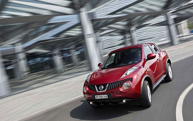 У Nissan Juke солидный список опций по меркам малолитражного автомбиля. Помимо стандартного оборудования вроде камеры заднего вида, встроенной навигации, климат-контроля и кнопки запуска двигателя Intelligent Key, еще есть и совершенно новый гаджет - система Nissan Dynamic Control