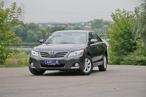 В результате рестайлинга Camry получила новую решетку радиатора, видоизмененный передний бампер, противотуманные фары с хромированной окантовкой и новый дизайн легкосплавных дисков. Фото 