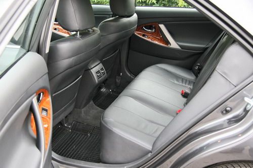 Сзади просторно, как и должно быть в автомобиле, претендующему на бизнес-класс. Фото 