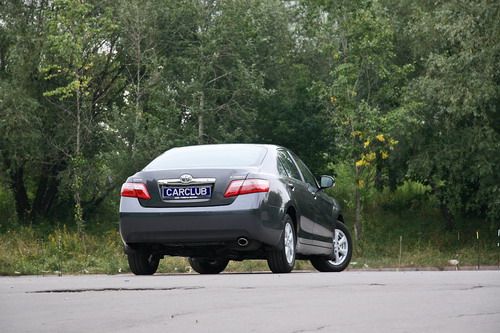 2,4-литровый мотор не наделит полуторатонный автомобиль ураганной разгонной динамикой, но для городских маневров такого двигателя вполне достаточно, тем более что в спокойном режиме он довольно экономичен &ndash; не более 12 литров на 100 км в городской т