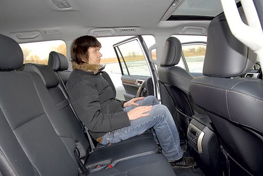 У Lexus больше мешает центральный  тоннель с управлением климатом для пассажиров