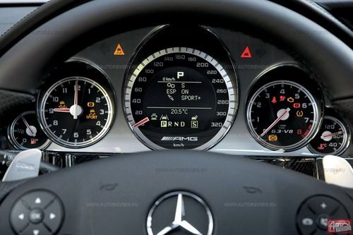 Даром что это Е 63 AMG, но в центре панели приборов по-прежнему не тахометр, а спидометр. Через меню трип-компьютера можно выбрать любимые настройки амортизаторов, режимы работы коробки и системы стабилизации &mdash; чтобы в любой момент активировать их н