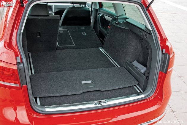 В багажнике универсала появилась скользящая платформа на полу, облегчающая погрузку. Освободить фиксаторы спинок задних сидений теперь можно клавишами на боковых стенках отсека, а чтобы свернуть подпружиненную багажную шторку, достаточно легонько хлопнуть по ней ладонью