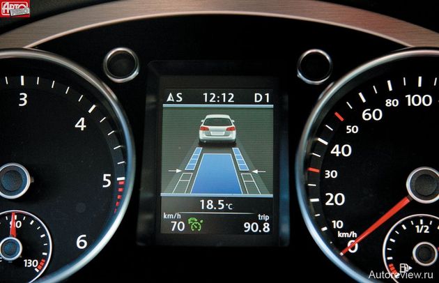 Радарный круиз-контроль дополнен функцией Front Assist: встроенный в фирменную эмблему радар сканирует пространство на 150 м вперед, и в случае угрозы столкновения Passat сначала подаст водителю предупредительный сигнал, а потом задействует автоматическое торможение с замедлением до двух третей от максимального (6 м/с2). На парковочных скоростях (от 5 до 25 км/ч) это поможет избежать аварии, а на более высоких — снизить ее тяжесть