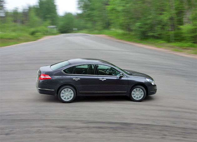 Teana Four неплохо рулится, но крены в поворотах довольно ощутимы