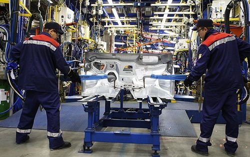 Производственный цикл по выпуску Chevrolet Cruze на заводе GM под Санкт-Петербургом включает в себя сварку и покраску кузовов, а также сборку готовых машин. Проектная мощность конвейера - 12 "Крузов" в час. Пока на производстве занято около тысячи человек