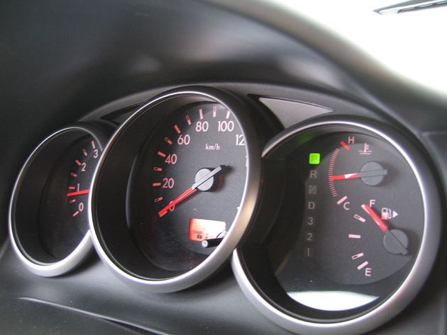 С появлением автоматической КПП слегка изменилась панель приборов, на которой появилась индикация выбранной передачи. Индикация работы полного привода - на шкале тахометра