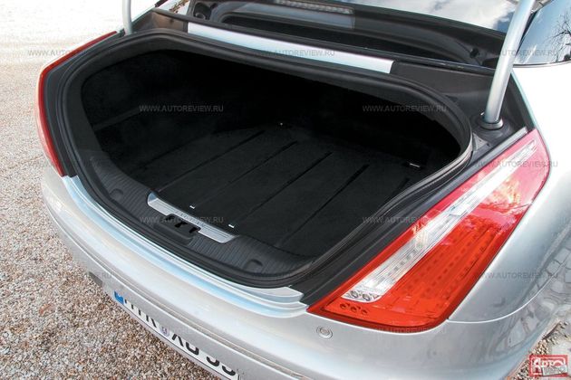 В 520-литровую пещерку багажника можно упрятать гораздо больше, чем два чемодана. Но шоферу придется потрудится: внутренний рельеф замысловат, а проем невелик. Алюминиевая крышка оснащена электроприводом, кнопка открывания находится под правым фонарем