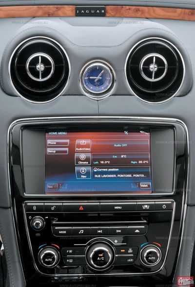 За дисплей с двойным «раздельным» изображением требуется выложить целых 56 тысяч рублей. Хорошо, что стильные часики и двухзонный климат-контроль — это стандартное оснащение