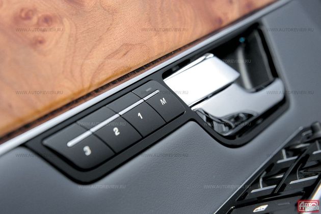 Выделка кожи и качество подгонки панелей из натурального дерева безупречны. А вот пластик кнопок слишком гладок для статусного автомобиля