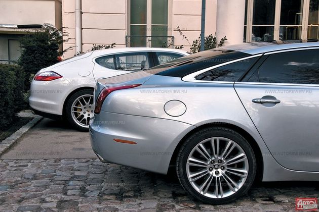 Обратите внимание насколько круче ниспадает линия крыши у Панамеры (на заднем плане) по сравнению с «икс-джеем». Поэтому Jaguar смотрится динамичнее, но запас пространства над головой пассажиров больше у Porsche. Кстати, у обоих автомобилей заявленный коэффициент аэродинамического сопротивления одинаков — 0,29