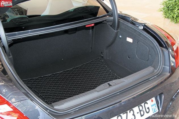 Багажник (321 л) больше, чем у Scirocco, под полом — докатка, спинки задних сидений можно сложить. Но к кнопке замка нужно тянуться в нишу номерного знака