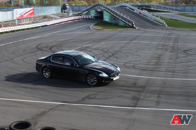 Однако и на треке она в первую очередь поражает звуком 430-сильного атмосферного высокооборотистого мотора