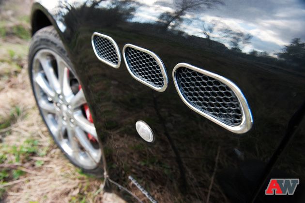 Воздуховоды на крыльях - не бутафория. Отводят тепло исправно, позволяя в холодную погоду погреться рядом