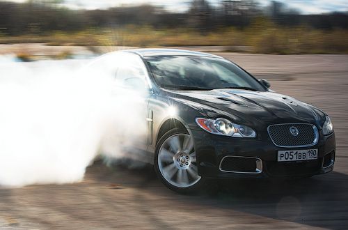 Вести XFR в заносе не очень просто — силовое скольжение инициируется мгновенно, и также мгновенно лавина мощности готова развернуть автомобиль. Поэтому работать рулём на опережение нужно очень шустро, а дозировать тягу — осторожно. В любом случае, такой Jaguar без ошейника — питомец не для вчерашнего выпускника автошколы