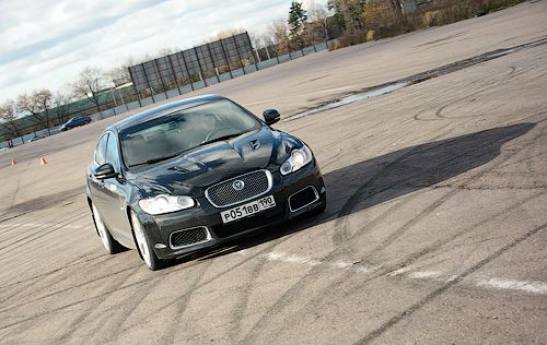 Примерно такая же ситуация и с подрулевыми лепестками — из них нужен только один левый, который понижением передачи заставляет машину сделать вкуснейшую перегазовку. А со сменой передач прекрасно справится спортивный режим коробки передач, который почему-то всегда точно угадывал, сколько оборотов я хочу видеть на тахометре