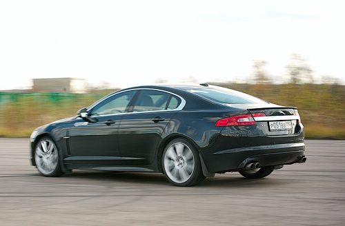 Есть такое расхожее клише — «гладить педаль газа». В случае с XFR нужно быть ещё нежнее — чтобы корму не таскало по сторонам даже на чуть влажном покрытии, педаль не то что гладить — на неё дуть надо. Мощности не просто много, а очень много, поэтому вдвойне обидно, что замерить динамику нам не удалось: помешала погода