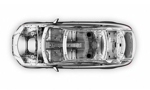 В отличие от алюминиевого флагмана XJ, XFR построен на базе обычного, стального кузова модели XF. В 2010 модельном году он стал чуть прочнее благодаря изменённому заднему подрамнику и крестообразным балкам под полом багажника