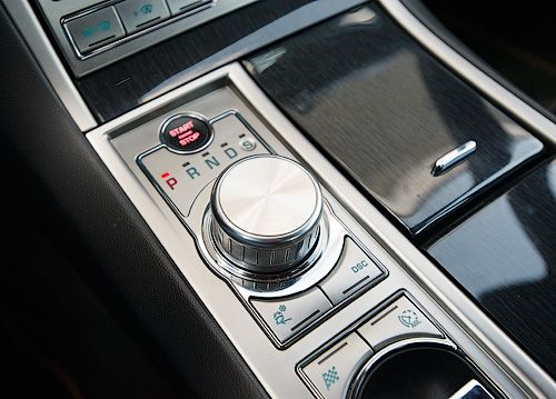 Оригинальный селектор Jaguar Drive хорош тем, что является полностью цифровым устройством, и поэтому инженерам ничего не стоило добавить удобную функцию автоматического перехода «коробки» в режим паркинг при выключении зажигания. А ещё эта шайба просто красиво выглядит и занимает места меньше, чем традиционная «кочерга». Отличное решение!