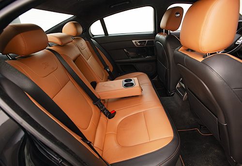 Дорого выглядящий задний диван не понравился большинству пассажиров — слишком плоский и с короткой подушкой. Зато так проще разместиться втроём