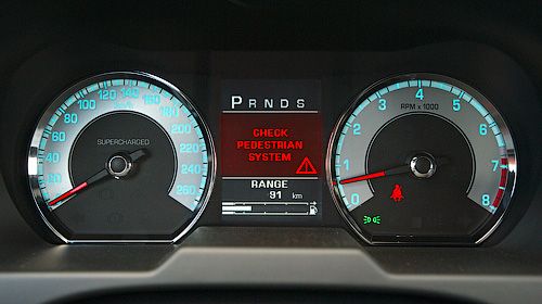 Не лишён XFR и мелких глюков: «пешеходобезопасная» система устройства капота бьёт тревогу почём зря, мультимедийный аппарат может подвиснуть при безобидной попытке сменить музыкальный трек, а система стабилизации не всегда отключается, даже если её хорошо попросить