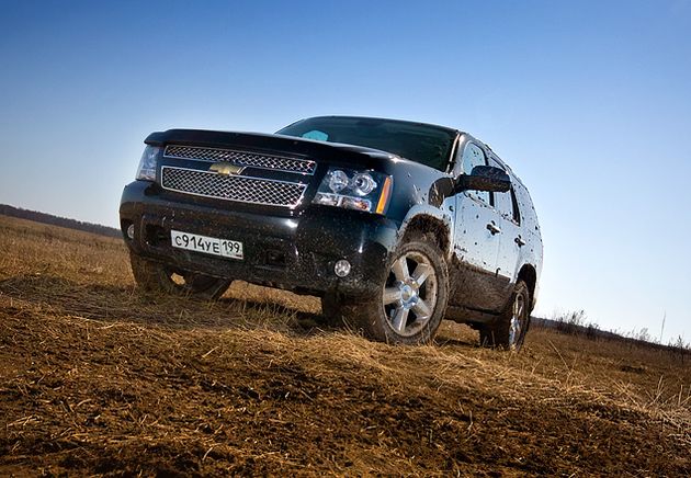 У Chevrolet Tahoe недобрый взгляд, однако попасть под обаяние этого громилы можно на "раз-два" 