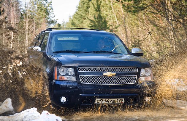 Для по-настоящему сурового бездорожья Chevy Tahoe не предназначен: у него слишком большие свесы, малые хода подвески и огромная масса. К тому же, в обычном состоянии Chevrolet Tahoe - заднеприводный автомобиль, а подключением передней оси заведует электромагнитная муфта, управляемая при помощи шайбы справа от руля. Водитель может включить автоматический режим, когда момент подключения передка будет выбирать электроника, жестко заблокировать муфту, или задействовать понижающий ряд