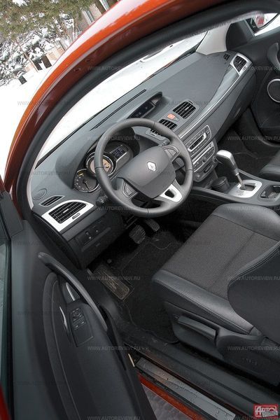 Салон Renault не отличается выверенной эргономикой, но стиля ему не занимать. Настораживает только обилие нефактурного пластика — не залоснится ли?