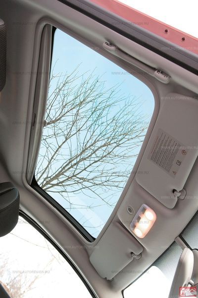 Опциональная стеклянная крыша не открывается. Солнцезащитная шторка — с электроприводом