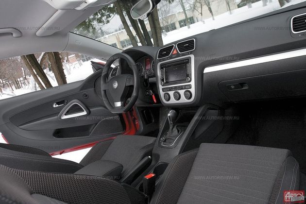 Низкие массивные стойки, высокая передняя панель с большим экраном, «прямоходный» селектор коробки передач — салон Scirocco похож на кабину самолета