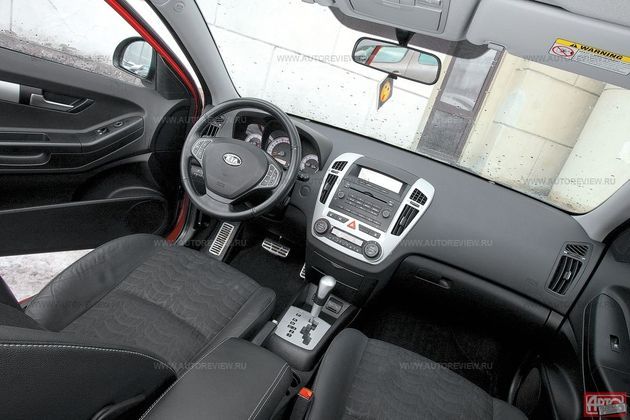 Интерьер Kia скроен из мягкого пластика и симпатичных серебристых вставок. Но ни стиля, ни спорта в нем нет